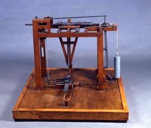 Trämodell (modell) av "" Battiloro"", en trumhammare som användes för att slå ädelmetaller av Leonardo da Vinci (Leonard de Vinci) (1452-1519) Musee des Sciences et des Techniques, Milano.