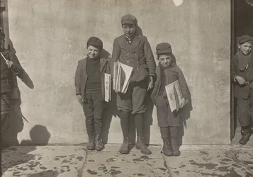 John Pento, 14 år, Daniel och Angelo Pento, 7 år, säljer tidningar, Hartford, Connecticut