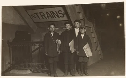[Fyra Newsies vid en ingång till tunnelbanan, New York City]