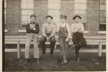 [Grupp av pojkar som arbetar på Brown Shoe Factory, Moberly, Missouri]