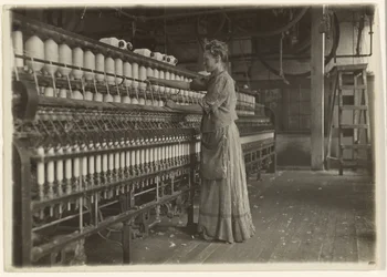I en gammaldags textilfabrik (spinnare).
