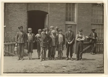 [Fabriksarbetare utanför Mill, Massachusetts]