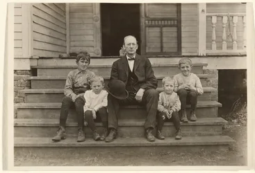 [Mr Smith, föreståndare på Wylie Mill, med fyra barn, Chester, South Carolina]