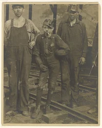 [Tre gruvarbetare (S. Pittston, Pennsylvania)]