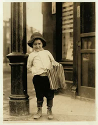 En sexårig tidningsbud, känd som Little Fattie och endast 1,5 meter lång, har arbetat i ett år i St. Louis, Missouri, 1910.