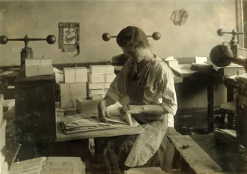En 15-årig flicka skär ut matriser i Harry C. Taylors präglingsshop på 61 Court Street i Boston, Massachusetts