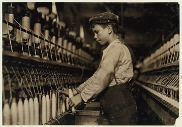 En doffer byter ut fulla spolar på Globe Cotton Mill, Augusta, Georgia, 1909.