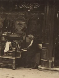 En ung bootblack arbetar på Canal Street i New York City