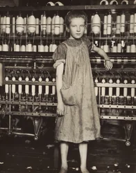 Addie Card, 12 år. Spinnerska i en bomullsfabrik, North Pownal, Vermont, 1910.