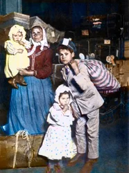 Ankomsten av en familj italienska invandrare till Ellis Island (New York) i USA 1905.