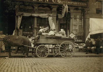 Pojkar säljer grönsaker på marknaden i Boston, Massachusetts