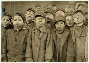Breaker boys (som sorterar kol för hand) vid Hughestown Borough Coal Co. Pittston, Pennsylvania, 1911