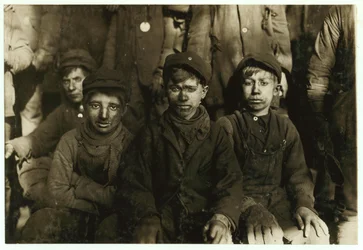 Breaker boys (som sorterar kol för hand) vid Hughestown Borough Coal Co. Pittston, Pennsylvania, 1911