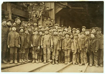 Pojkar som sorterar kol för hand vid Ewen Breaker, Pennsylvania Coal Co., South Pittston, Pennsylvania, 1911
