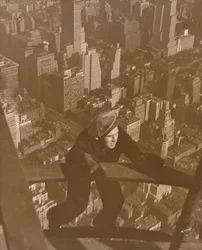 Klättring upp för balkarna på Empire State - 100 våningar upp