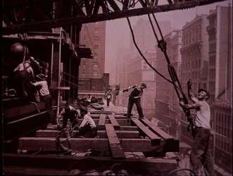 Empire State Building under uppbyggnad, visar ett lyftande gäng på jobbet