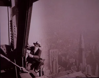 Empire State Building under uppbyggnad, som visar en inspektör som kontrollerar arbete