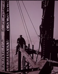 Empire State Building under uppbyggnad, visar bult med skiftnyckel