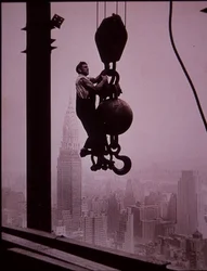 Empire State Building under uppbyggnad, visar medlem av borrtårnsbesättningen