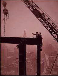 Empire State Building under uppbyggnad, visar placering av stålbalk