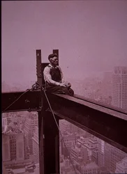 Empire State Building under uppbyggnad som visar arbetare som tar en paus