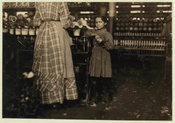 Fannie, 7 år gammal, 48 tum hög, ett av 19 barn som hjälper sin syster i Elk Mills, Fayetteville, Tennessee, 1910.