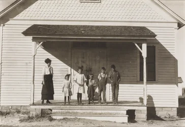 Fem elever närvarande på skola nr 6, distrikt 3, Fort Michigan, Colorado, 1915