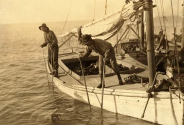 Fred, en ung ostronfiskare, arbetar på en ostronbåt i Mobile Bay, Reef, nära Bayou La Batre