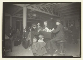 Tysk familj, tolk och protokollförare på Ellis Island
