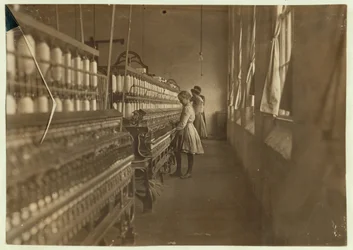 Hattie Hunter, en spinnare i Lancaster Cotton Mills, South Carolina där hon har arbetat i tre år, 1908