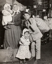Italiensk familj söker försvunnet bagage, Ellis Island