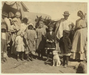 Ambulerande bomullsplockare som lämnar en gård nära McKinney, Texas efter att ha plockat en och en halv bal bomull om dagen, 1913
