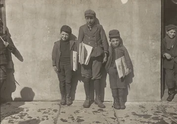 John Pento, 14 år, Daniel och Angelo Pento, 7 år, säljer tidningar, Hartford, Connecticut