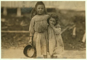 Maud och Grade Daly, 5 och 3 år gamla, plockar ungefär en kruka räkor varje dag för Peerless Oyster Company, Bay St. Louis, Mississippi, 1911.