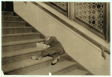 Newsboy sov med sina papper i Jersey City, New Jersey, 1912
