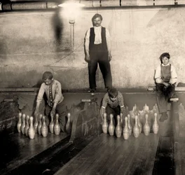 Pinboys i en tunnelbana bowlinghall, 65 South Street, Brooklyn. New York. 1910