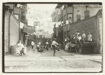 Lekplats i en bruksort (Lekplats i en hyreshusgränd), Boston