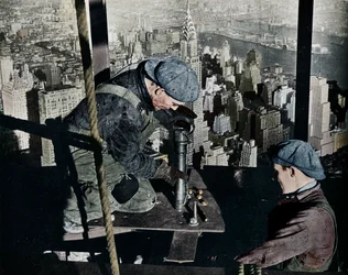 Nitar de sista bultarna på The Morning Mast of the Empire State Building, c1931