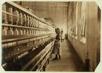 Sadie Pfeifer, endast 4 fot lång, har arbetat i 6 månader vid Lancaster Cotton Mills, South Carolina, 1908