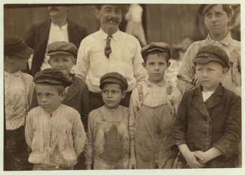 Räkplockare som är så unga som 5 och 8 år vid Dunbar, Lopez, Dukate Co, Biloxi, Mississippi, 1911.