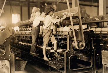 Pojkar vid spindlarna i en bomullsfabrik i Georgia, ca 1909