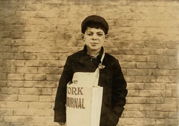 Tony Casale, känd som "Bologna", 11 år gammal, säljer tidningar i fyra år, biten av sin far för att han inte säljer tillräckligt mycket, Hartford, Connecticut, 1909.