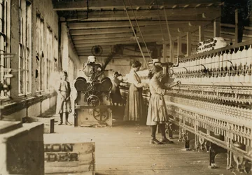Två unga spinnare i Catawba Cotton Mills, Newton, North Carolina, 1908