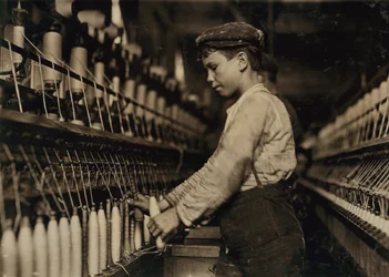Ung pojke som arbetar som Doffer i Globe Cotton Mill, Augusta, Georgia, USA, ca 1909
