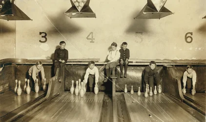 Unga pojkar sätter upp bowlingpinnar på Arcade Bowling Alley Late at Night, Trenton, New Jersey, USA, ca 1909