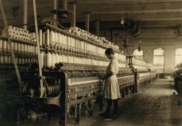Ung tonårsflicka som arbetar som spinner på Cotton Mill, West, Texas, USA, ca. 1913