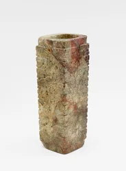 Nioskiktsrör (cong 琮) med masker, ca 3300-2250 f.Kr. (jade, nefrit)
