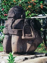 Antropomorfisk Tiki-skulptur, Papeete, Tahiti, Samhällsöarna, Windwardöarnas skärgård, Franska Polynesien (franska republikens utomeuropeiska territorium)