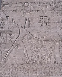 Sniderier på väggen av ett tempel, Medinet Habu, Luxor, Egypten