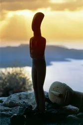 Kykladisk idol på bakgrunden av kusten, Kykladerna, Grekland, kykladisk civilisation (foto)